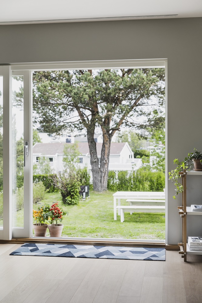 Blåne Heymat Fußmatte im Eingangsbereich mit Blick in den Garten, ideal für drinnen und draußen.