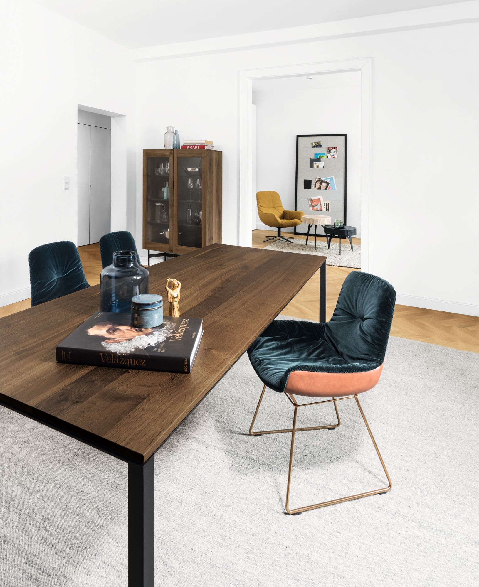 S 600 Tisch Eiche geräuchert von Janua mit Stühlen in modernem Esszimmer Ambiente.