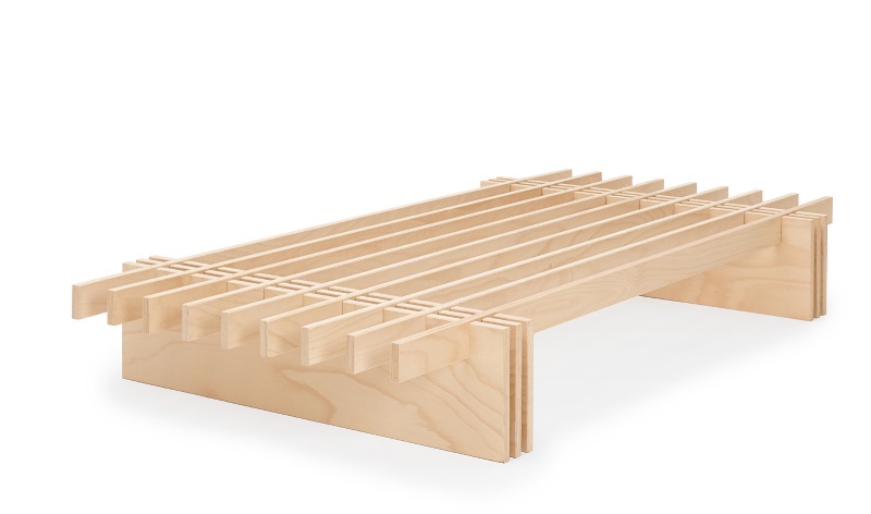 Tojo Bett: Minimalistisches, helles Holz Bettsystem mit Lattenrost und schlichtem Design.