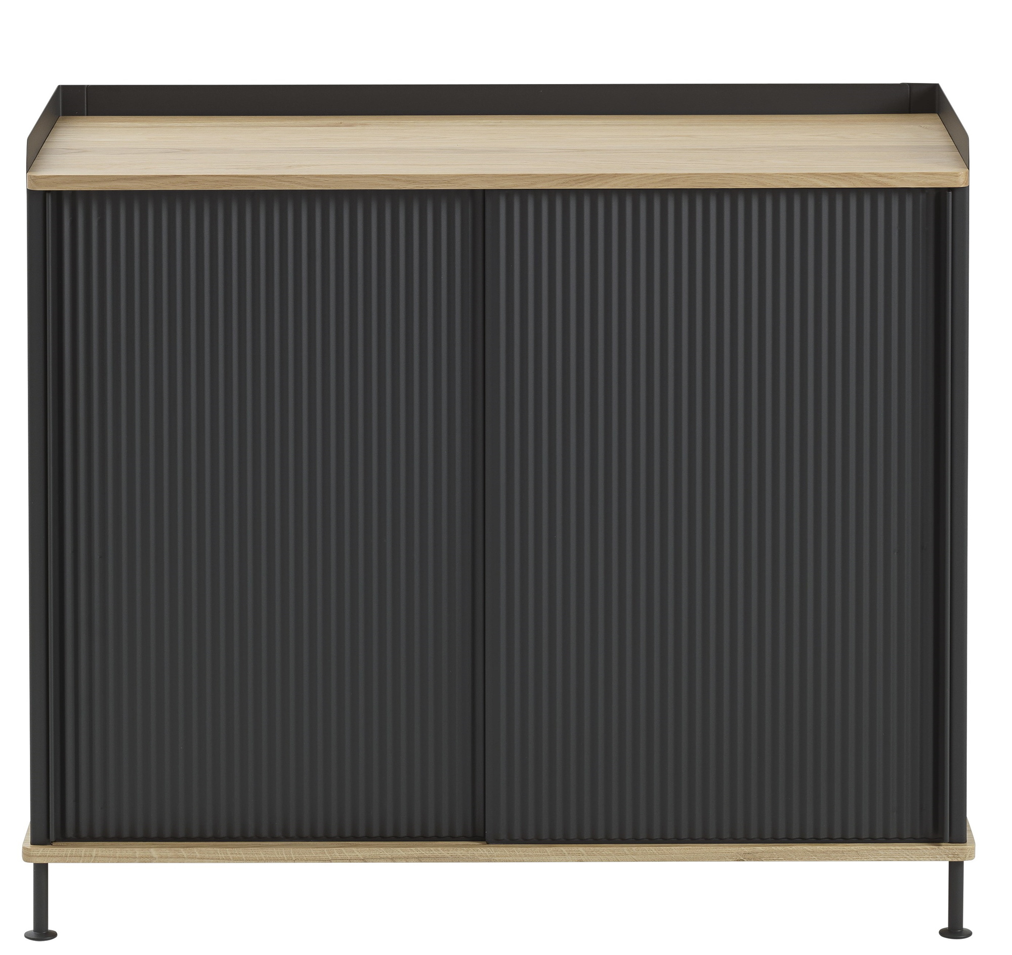 Muuto Enfold Sideboard Tall mit geriffelten Schiebetüren in Anthrazit und hellem Holzkorpus.