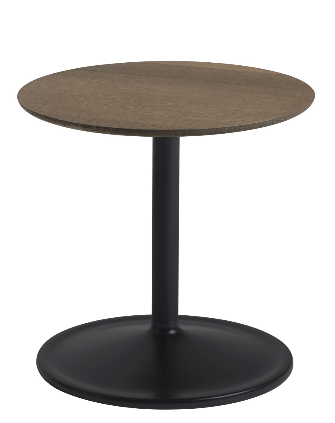 Muuto Soft Side Table Beistelltisch mit runder, brauner Holzplatte und schwarzem Metallfuß auf weißem Hintergrund.