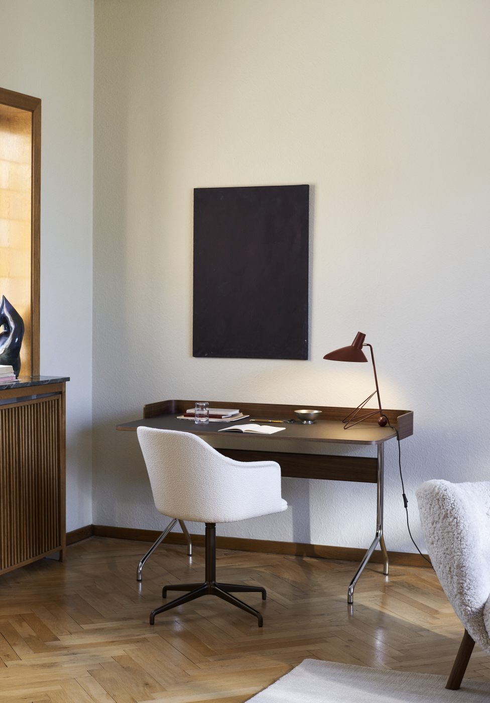 AndTradition Pavilion Schreibtisch AV16/AV17 aus Holz und Stahl mit Lampe und Stuhl in stilvollem Arbeitszimmer.