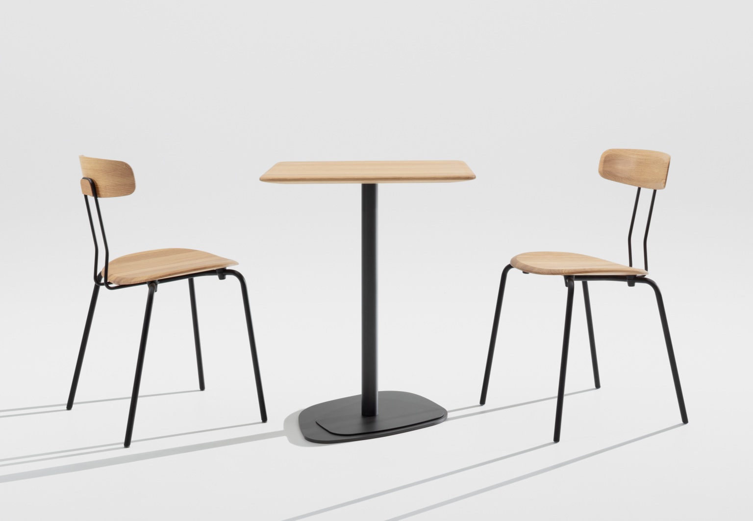 Okito Stühle aus geölter Eiche mit schwarzem Tisch, modernes Design für Esszimmer.