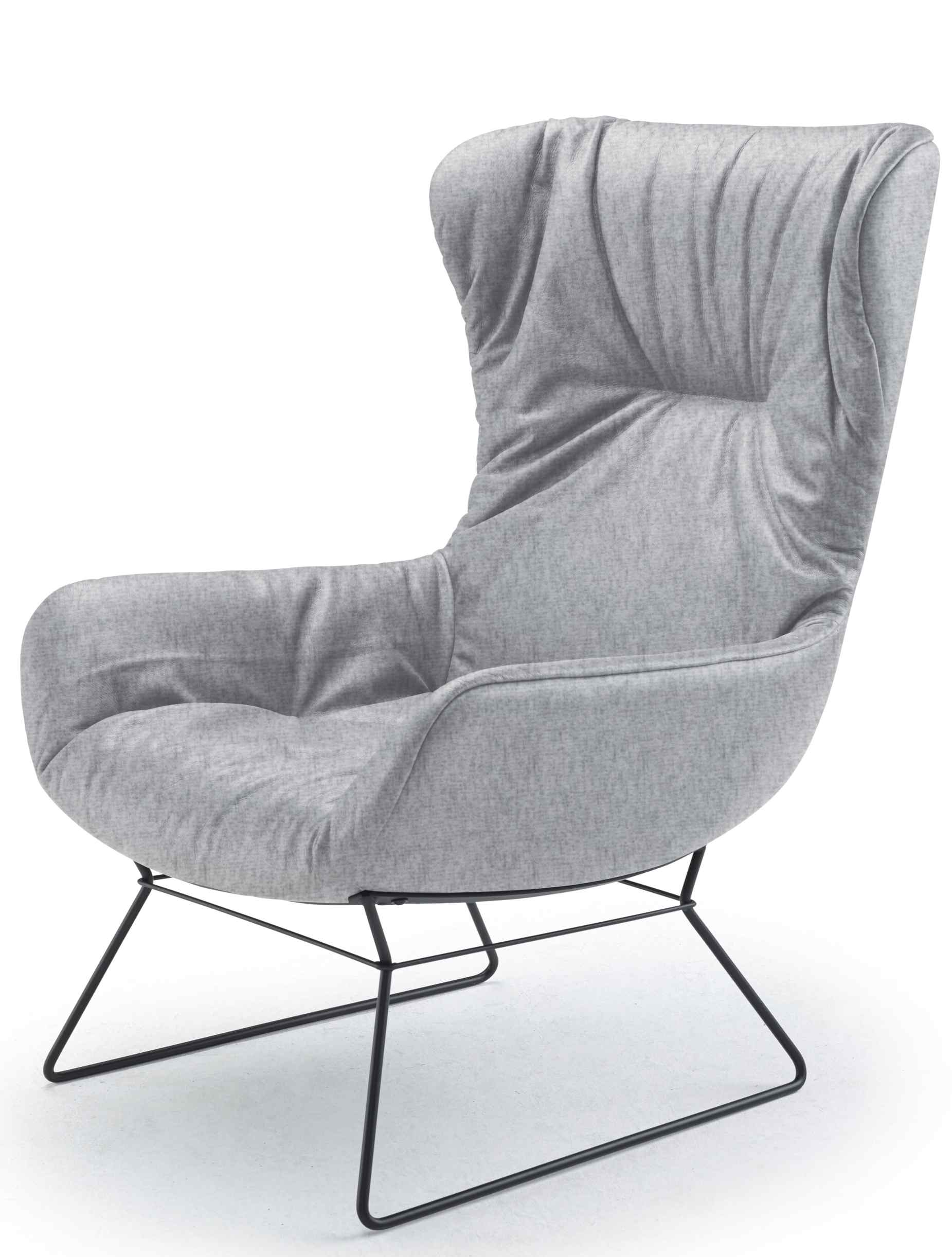 Grauer Leya Ohrensessel der Freifrau Manufaktur mit schwarzem Metallgestell, moderner Sessel für Wohnzimmer und Lounge.