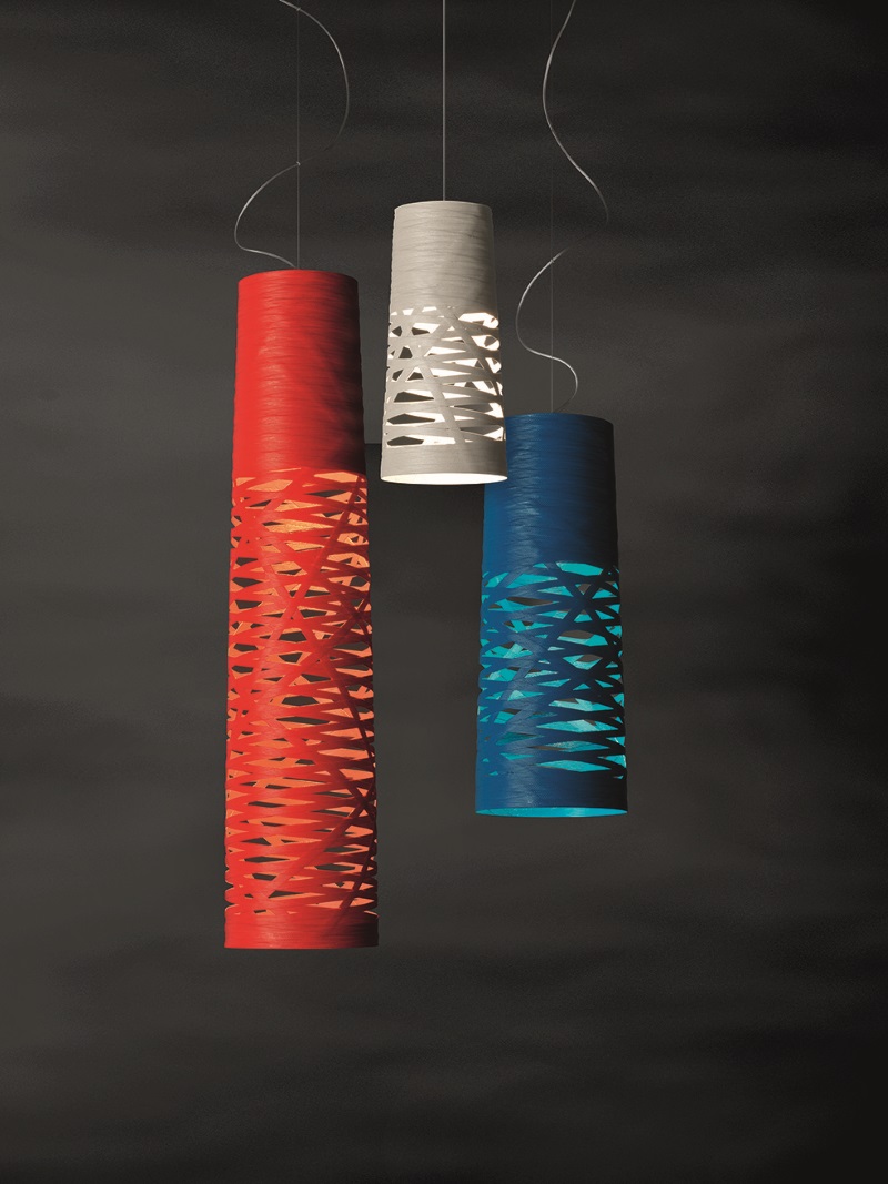 Foscarini Tress Piccola Pendelleuchte in Rot, Weiß und Blau mit markantem, geflochtenem Design für moderne Innenräume.