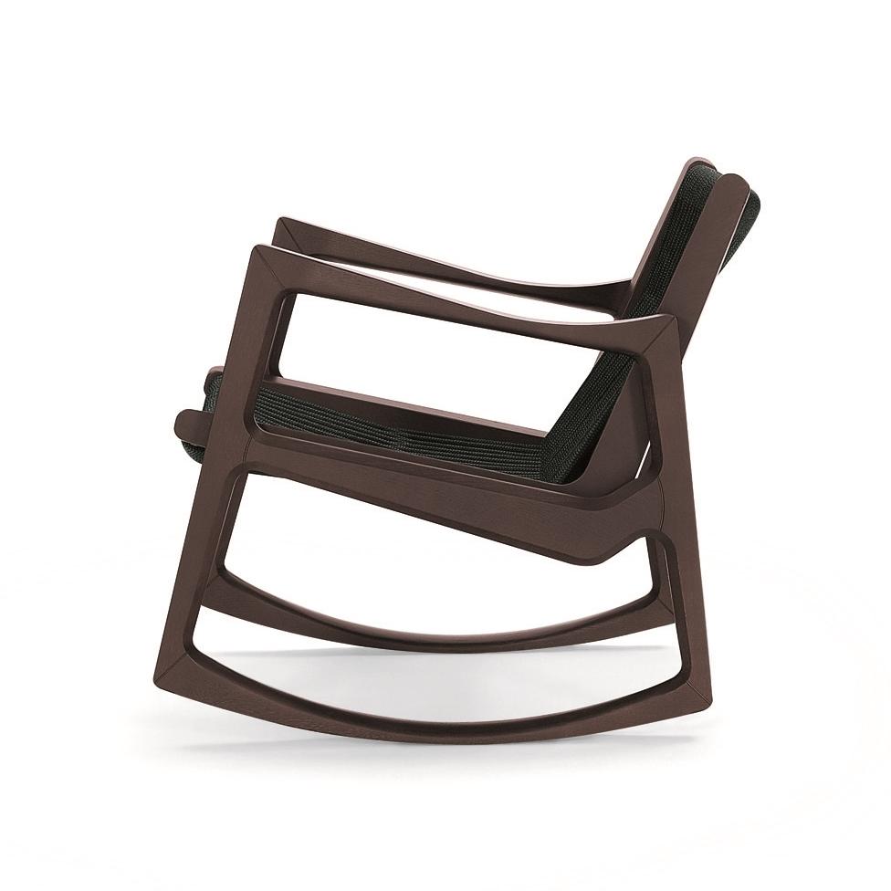 Euvira Schaukelstuhl, ClassiCon Design, braunes Holzgestell mit schwarzer Bespannung, modernes Möbelstück für Wohnzimmer.