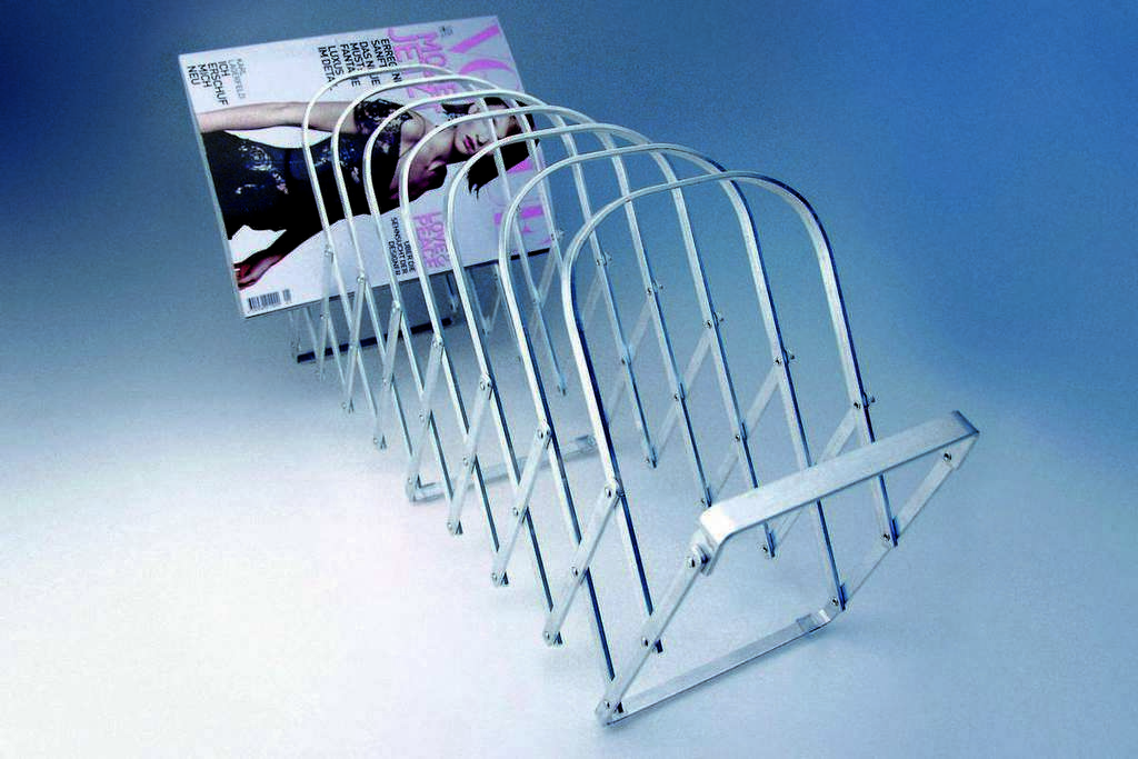 Collator Zeitungsständer Radius aus Metall mit Magazin, modernes Design für Wohnzimmer und Büro.