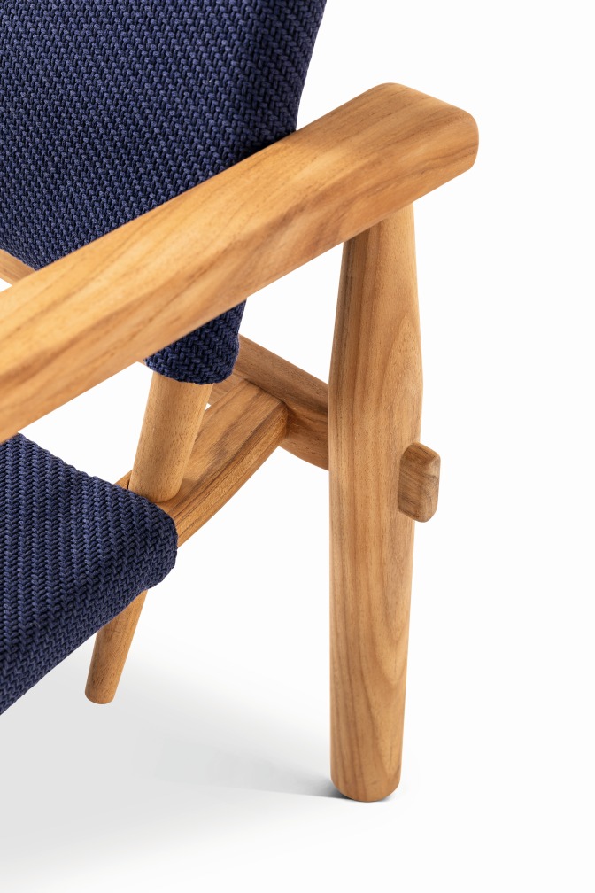 Detailaufnahme vom Cassina Doron Sessel Outdoor: Holzrahmen und blaue Textilbespannung.