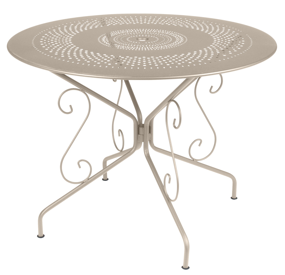 Montmartre Tisch Outdoor Fermob: Runder Gartentisch aus Metall in Taupe mit Lochmuster und filigranem Untergestell.