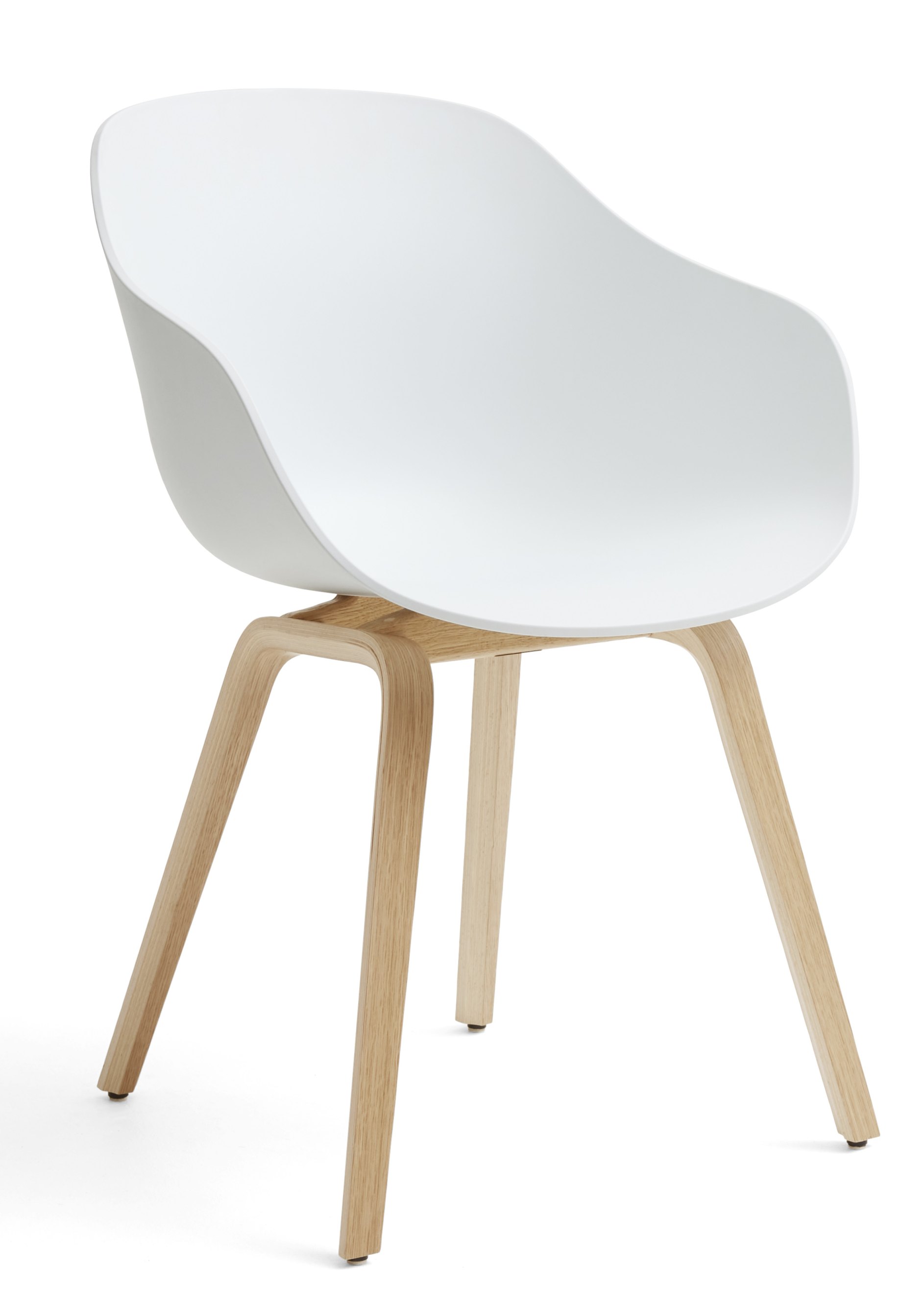 About A Chair AAC 222: Weißer Stuhl mit Armlehnen und Eichenholzbeinen. Moderner Designstuhl.