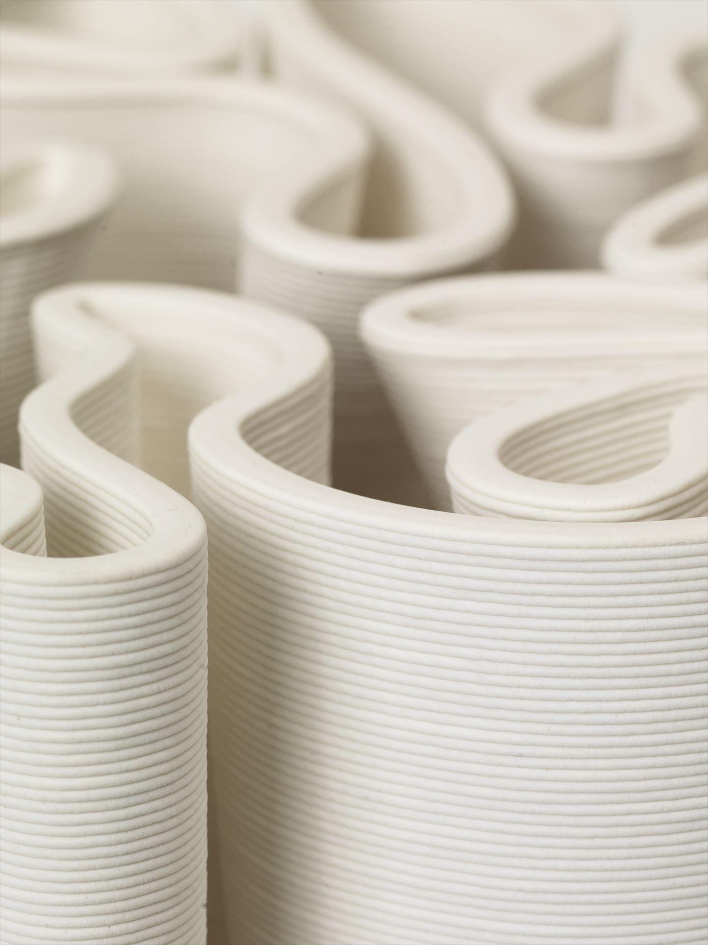 Detailaufnahme der Ferm Living Dedali Vase Medium in Off-white, abstrakte Keramikvase mit gerippter Textur.