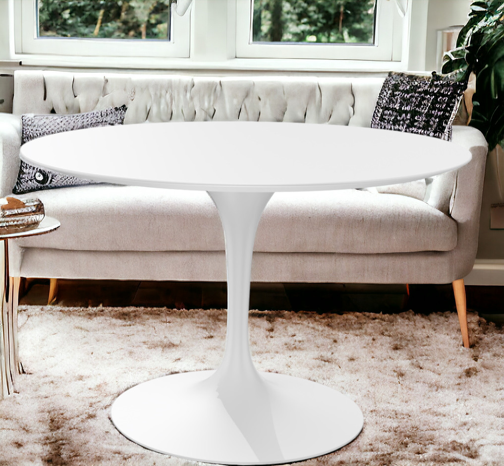 Weißer Saarinen Esstisch, runde Tischplatte, Trompetenfuß, Höhe 73 cm von Knoll International.