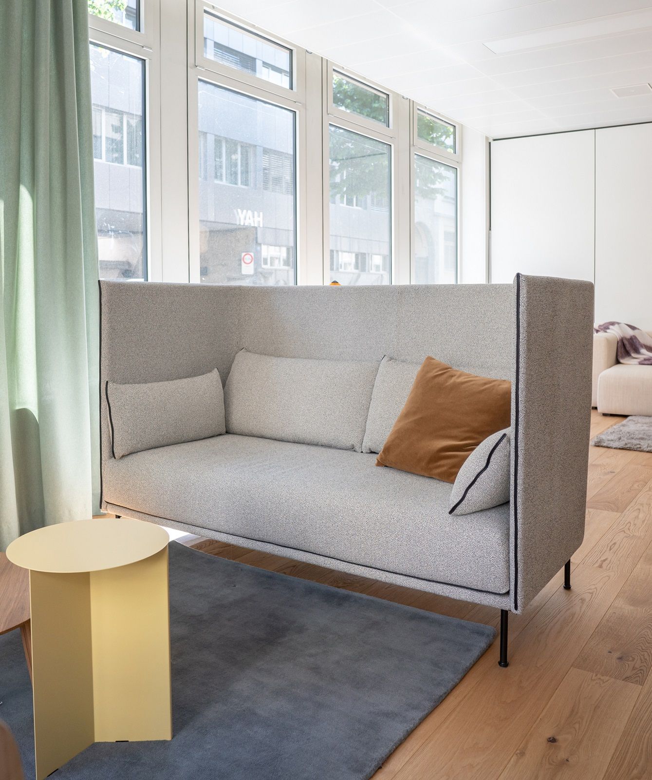 Graues Silhouette Sofa 2-Sitzer High von Hay mit hoher Rückenlehne und Kissen in modernem Wohnzimmer.