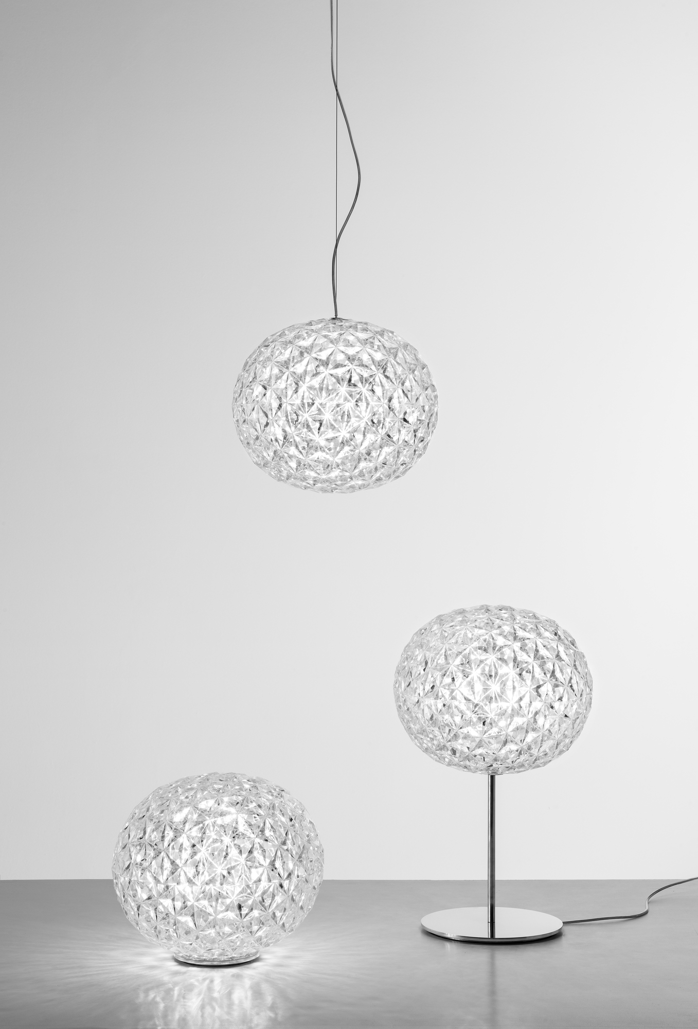 Planet Tischleuchte von Kartell, 28 cm, in Rauch, mit Pendelleuchte und Tischleuchte.