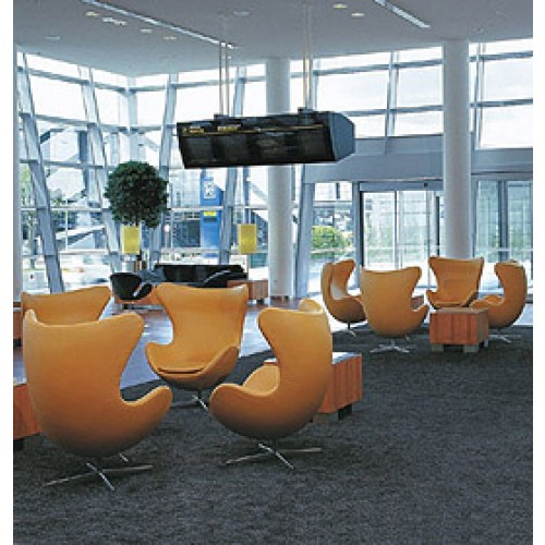 Gelbe Egg Chairs von Fritz Hansen in einem modernen, hellen Empfangsbereich mit Hocker.