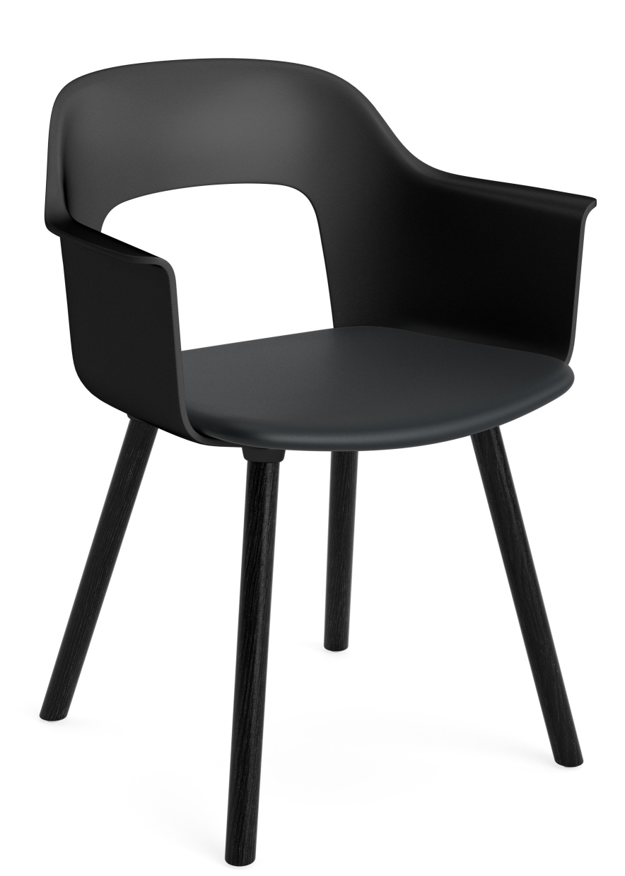 Schwarzer Layout Armchair 223 Armlehnstuhl von Hay mit Sitzschale und Holzbeinen, modernes Design für Esszimmer und Büro.