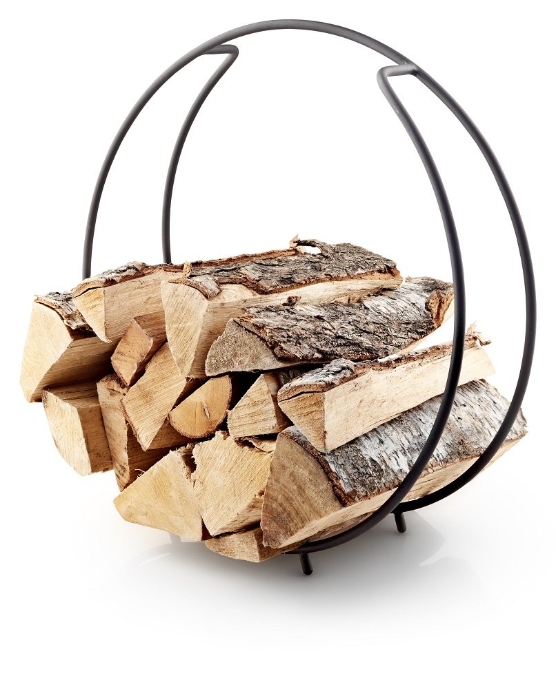 FireGlobe Brennholzhalter von Eva Solo gefüllt mit Holzscheiten vor weißem Hintergrund.