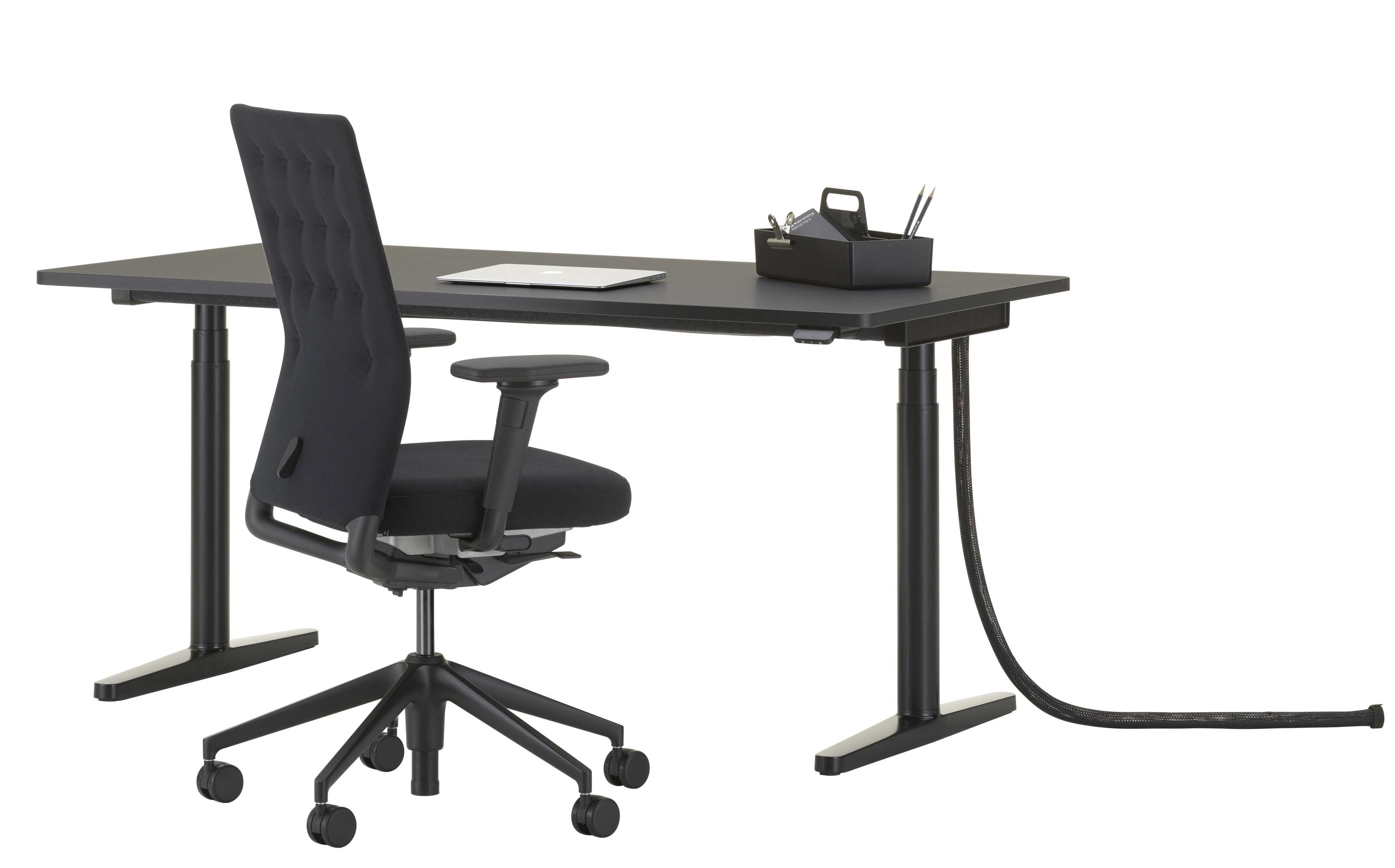 Vitra Tyde Stehtisch 180 cm mit Bürostuhl in Schwarz, Laptop und Schreibtisch-Organizer.