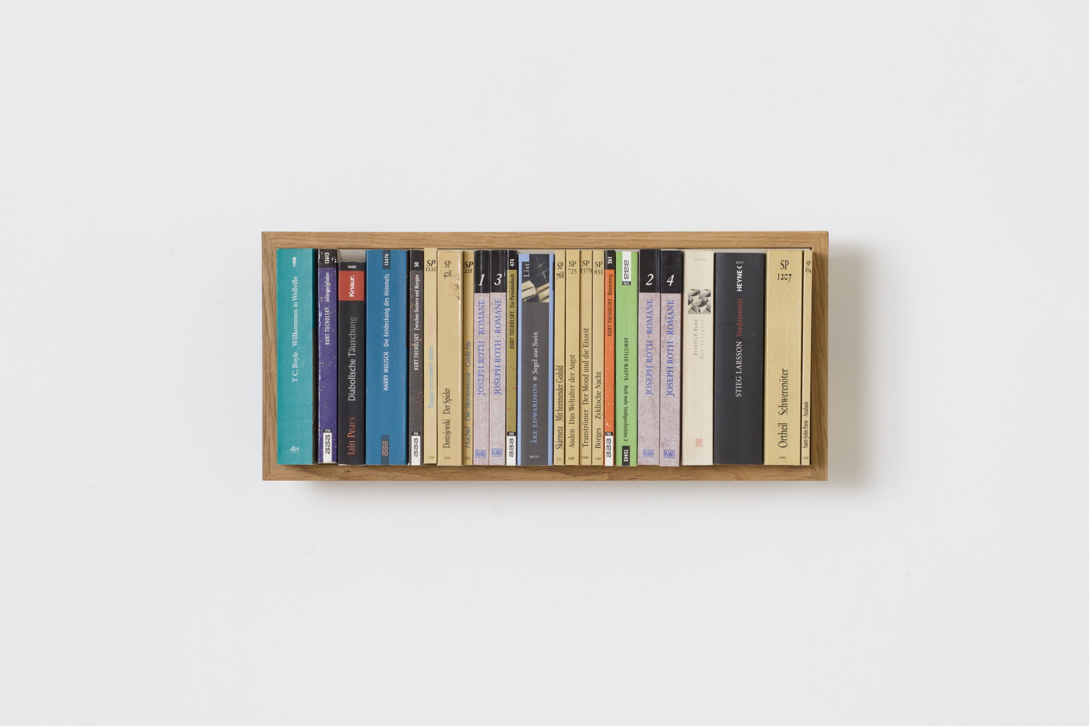 Kleines Wandregal aus Eiche mit Büchern. Regal b Eiche, ein einzigartiges, minimalistisches Bücherregal.