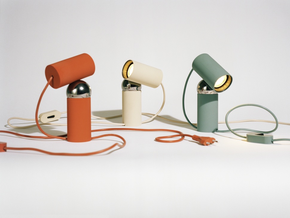 Drei Bilboquet Tischleuchten von Flos in Orange, Beige und Grün auf weißem Hintergrund.