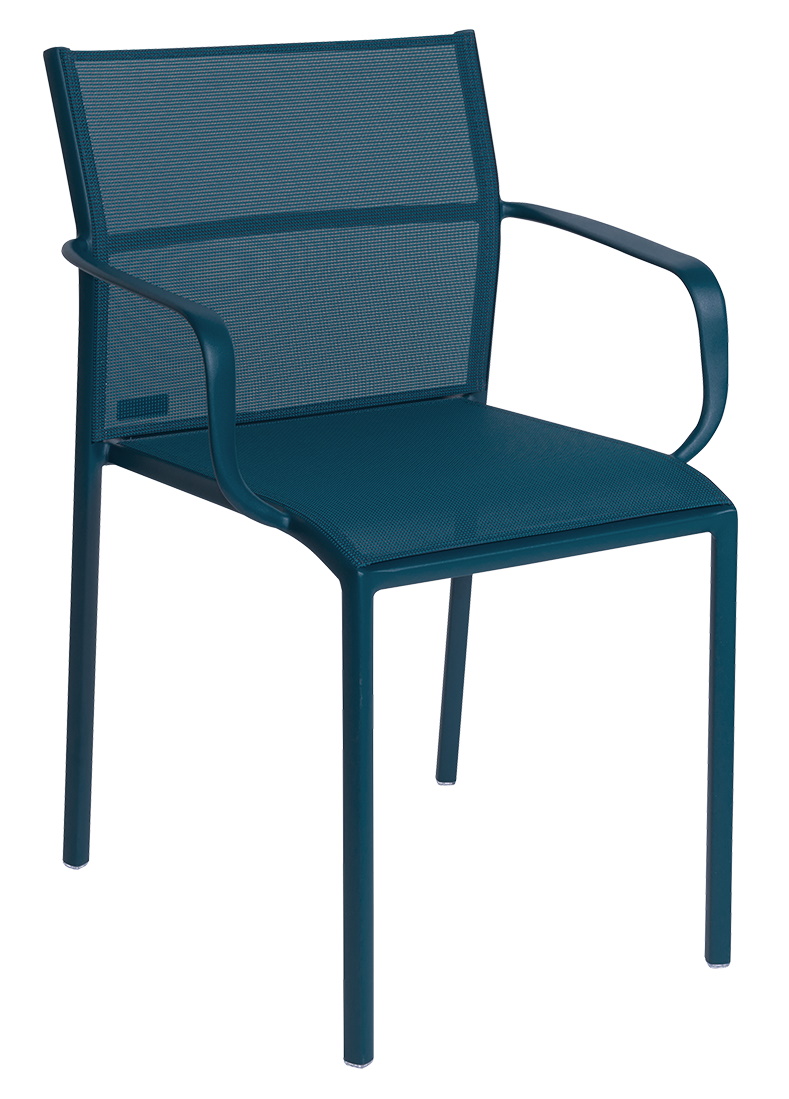 Blauer Cadiz Armlehnstuhl von Fermob für den Außenbereich, mit Netzbespannung und minimalistischem Design.
