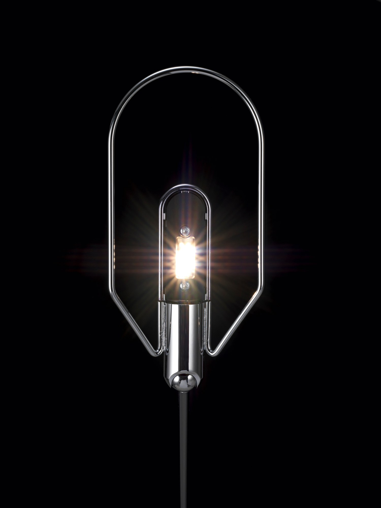 Liftolino LED Tischleuchte von Belux, dimmbare Lampe mit Chromgestell und warmweißem Licht.