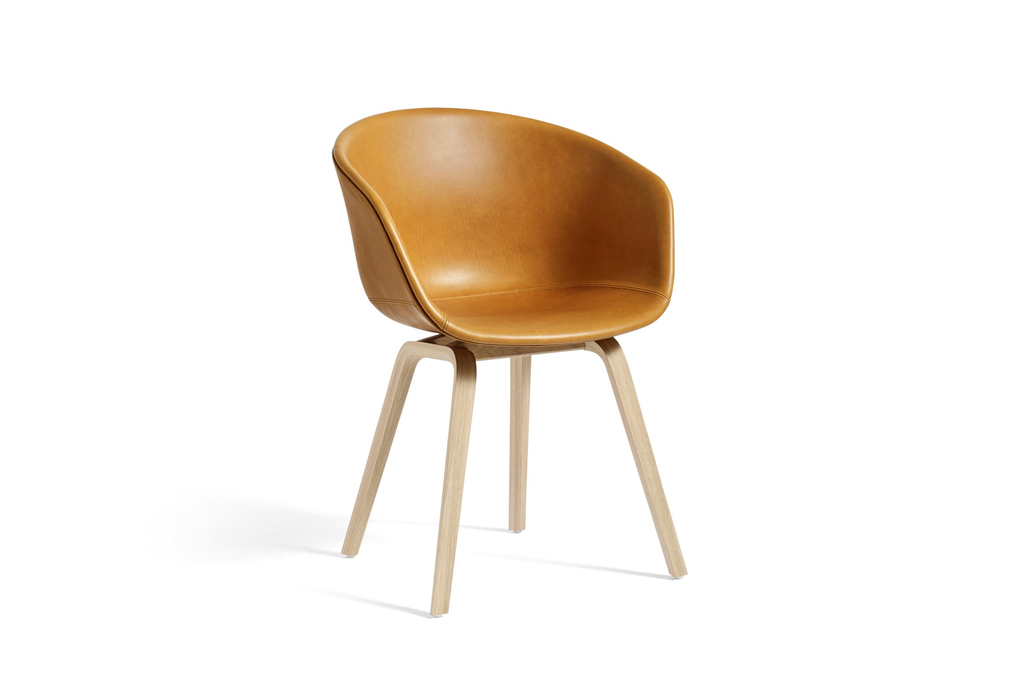 About A Chair AAC23 Stuhl von Hay mit Vollpolster in braunem Leder und Holzbeinen.