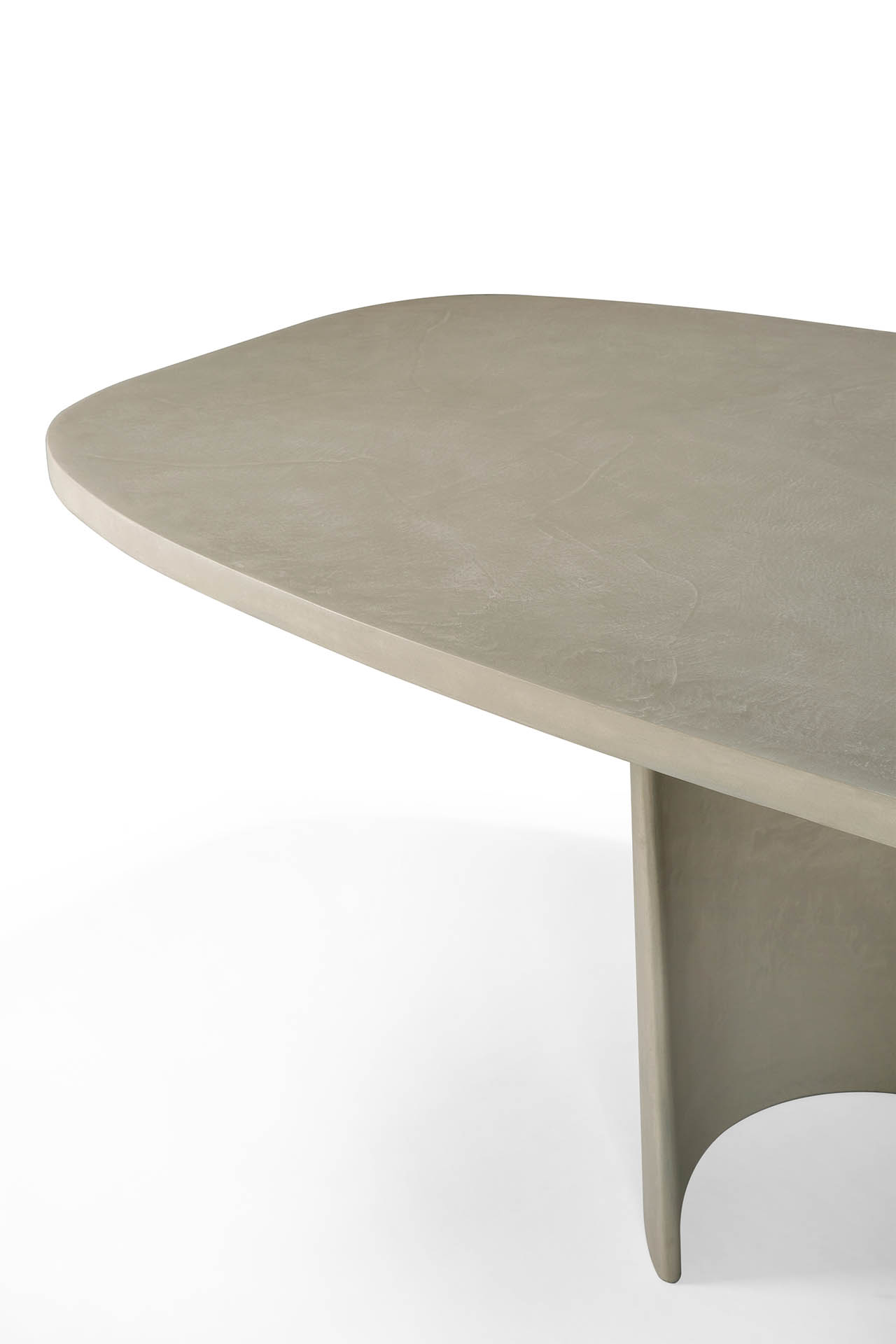 Detailaufnahme des Canyon Outdoor Esstischs von Ethnicraft aus Beton, ideal für den Garten.