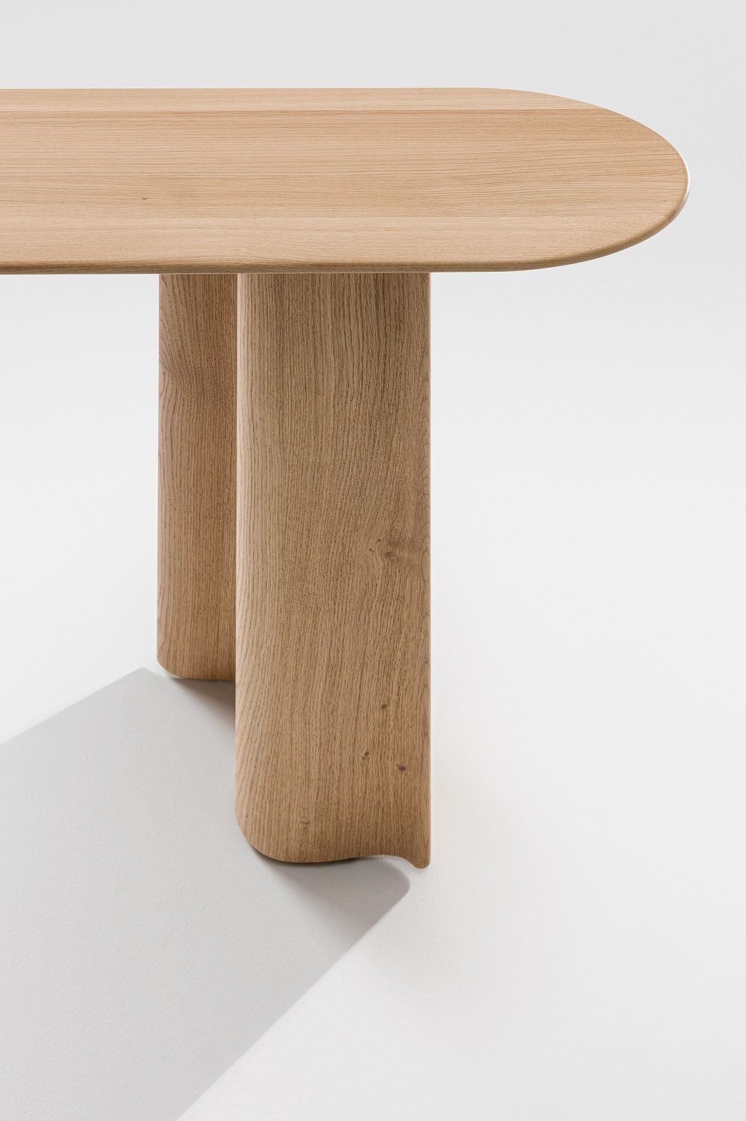 Detailaufnahme des Curtain Konsoltisches aus hellem Holz mit abgerundeten Formen.