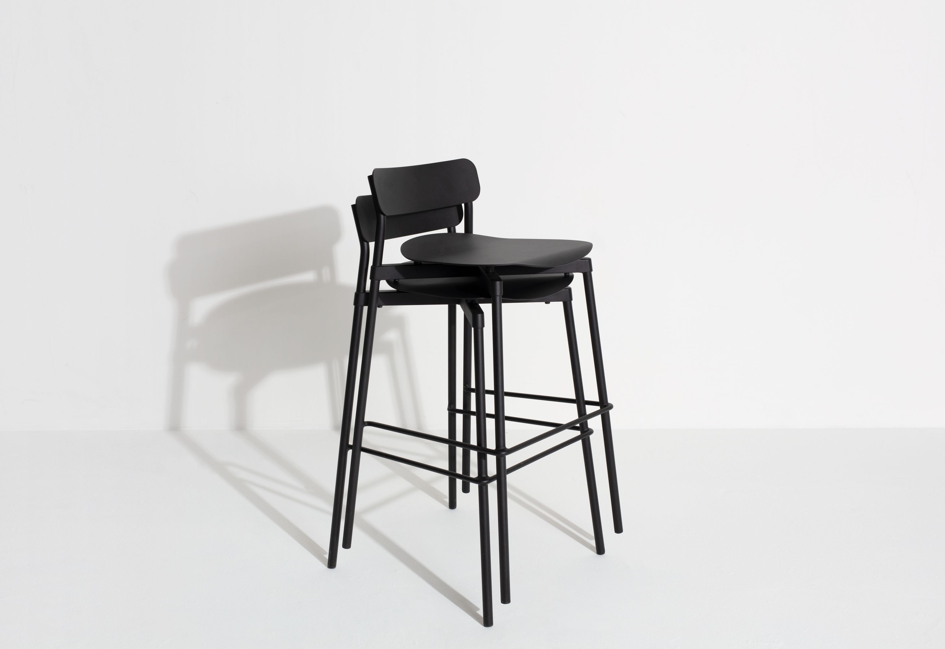 Blauer Fromme Barstool Barhocker von Petite Friture, H 65 cm, modernes Design, minimalistisch.