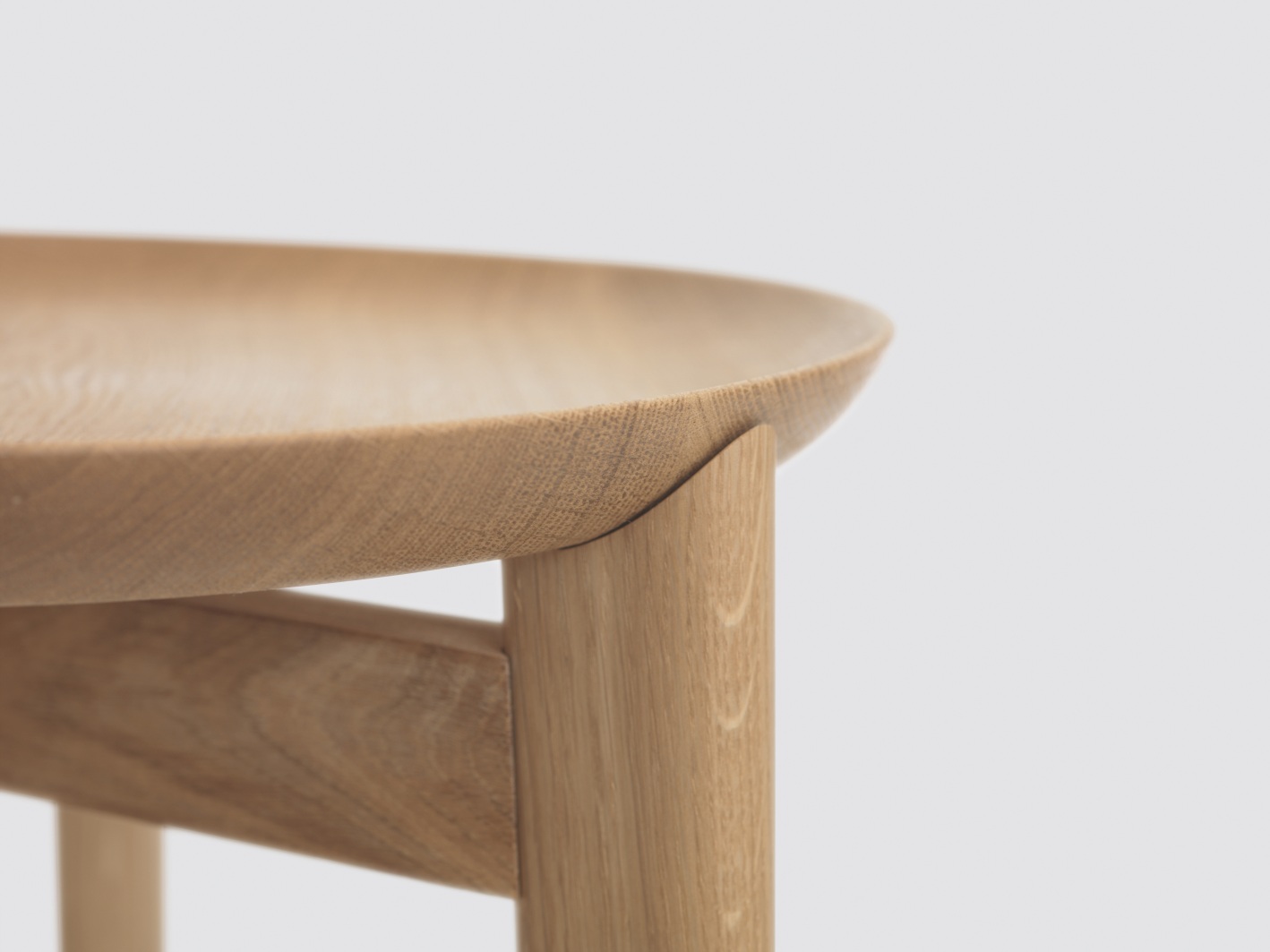 Detailaufnahme des Plaisir 2 Beistelltisches von Zeitraum, gefertigt aus hellem Eichenholz, modernes Möbeldesign.