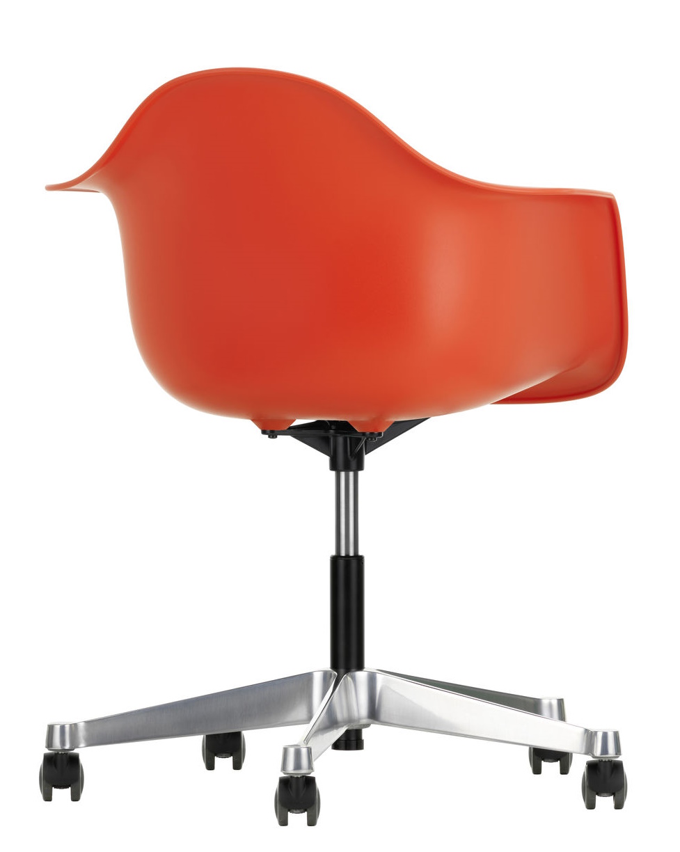 Oranger Eames Plastic Arm Chair PACC Stuhl von Vitra mit Rollen und silbernem Fußkreuz, seitliche Ansicht.