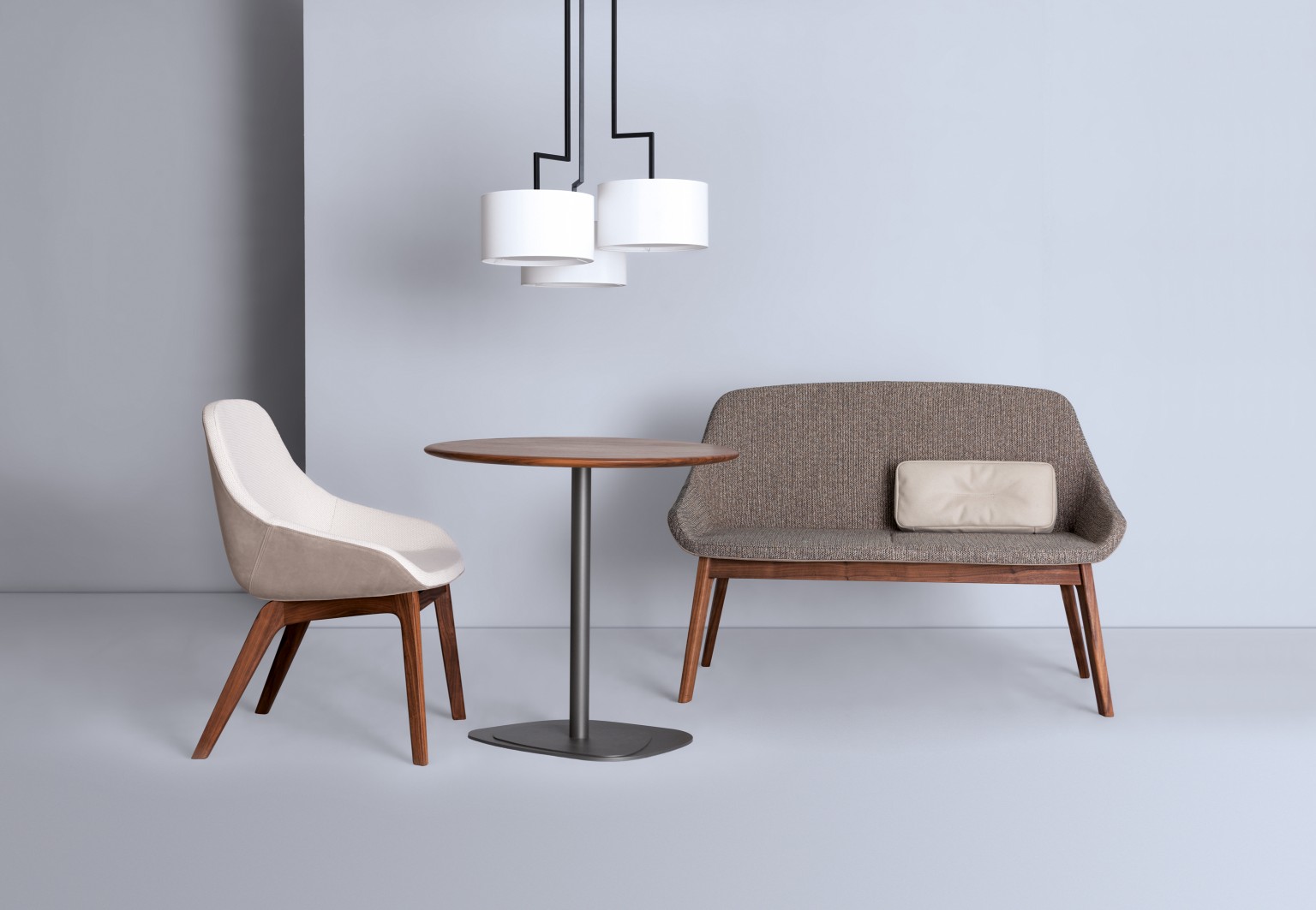 Morph Dining Chair Stuhl, Esstisch und Sofa in einem modernen Esszimmer-Setup mit Pendelleuchten.