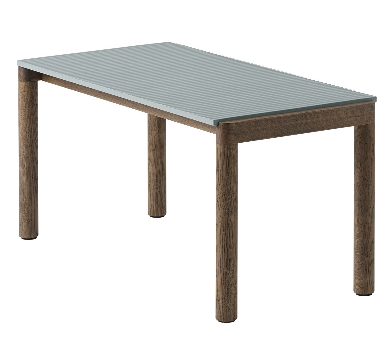 Muuto Couple Coffee Table Couchtisch mit geriffelter, hellblauer Tischplatte und braunen Holzbeinen.