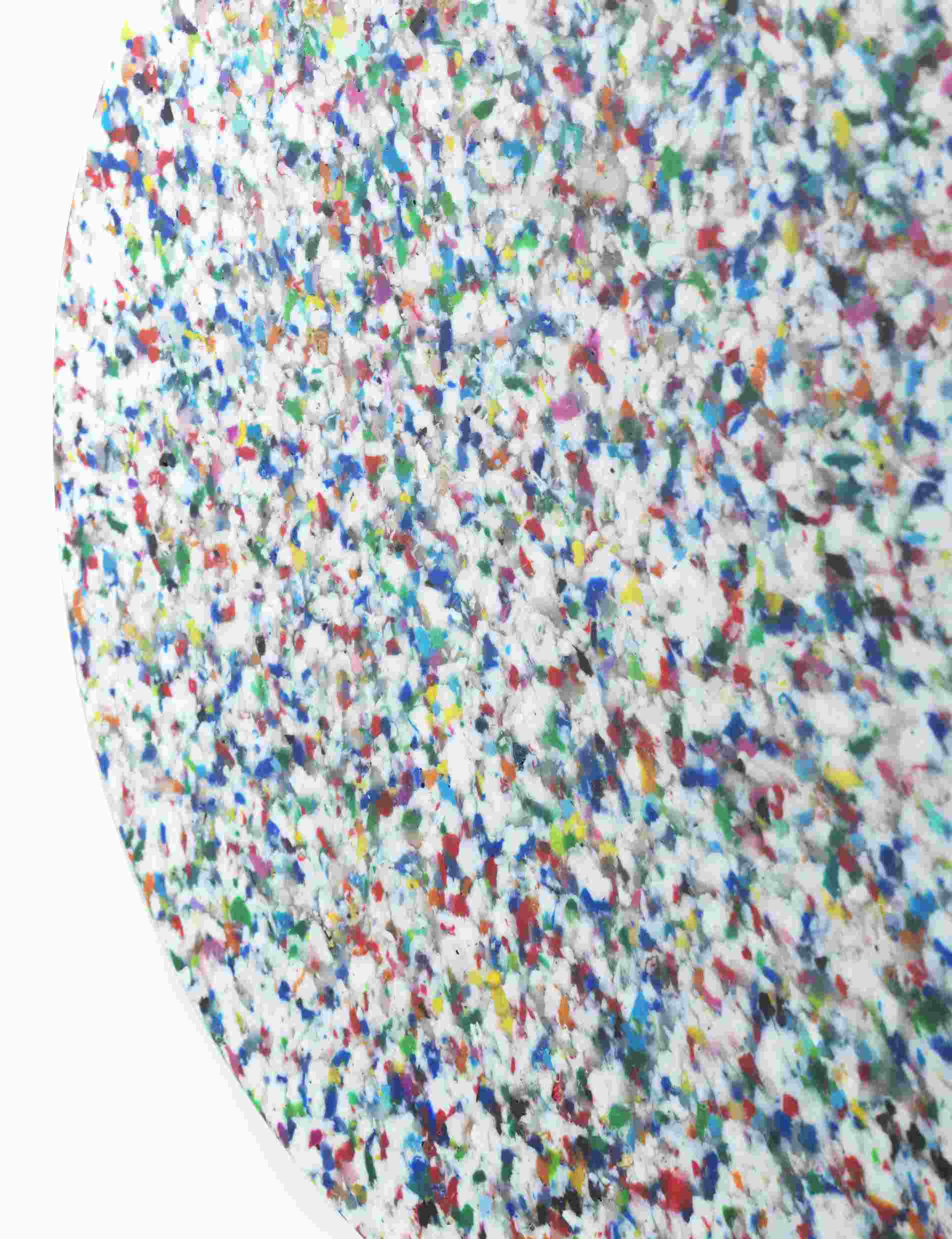 Detailaufnahme der Oberfläche des Normann Copenhagen Bit Stool Hockers mit bunten Kunststoffpartikeln.