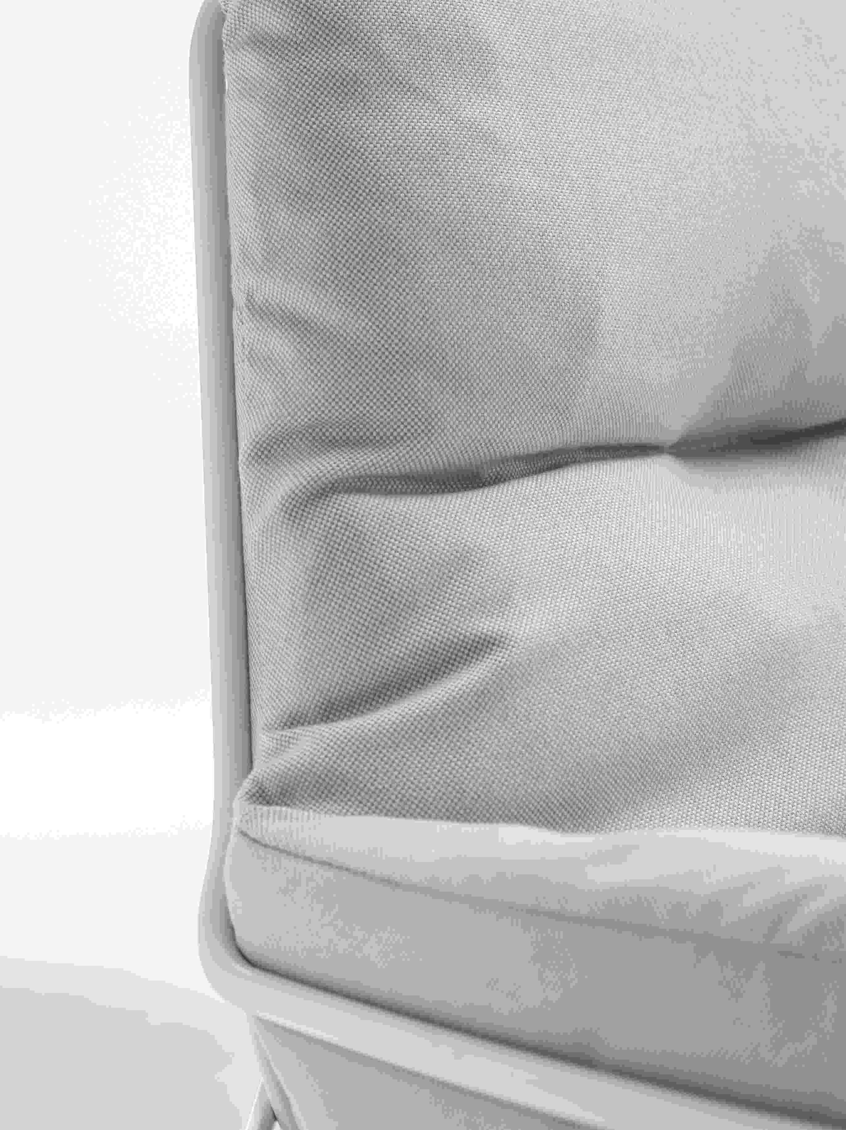 Detailaufnahme des Leyasol Lounge Chair Outdoor Stuhls von Freifrau Manufaktur, grauer Stoffbezug und minimalistisches Design.