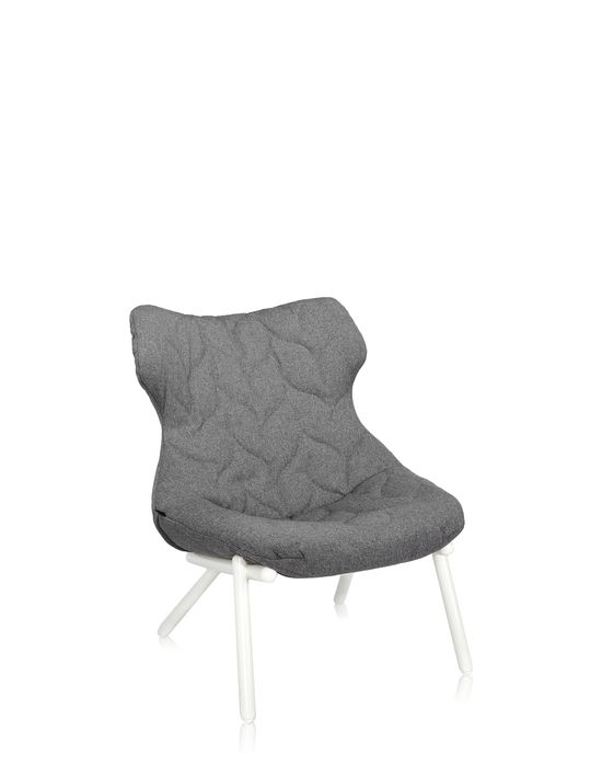 Grauer Foliage Sessel von Kartell mit gesteppter Sitzfläche und weißem Untergestell, modernes Designmöbel für Wohnzimmer.
