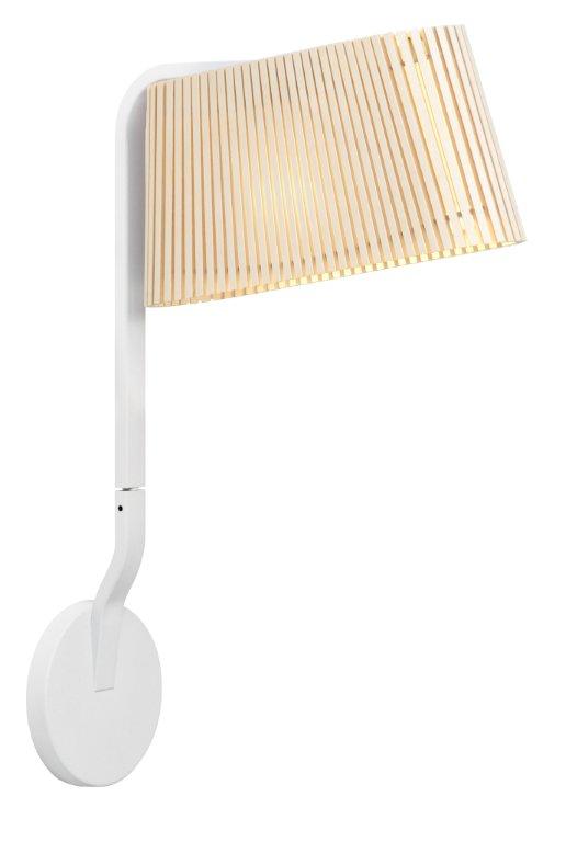 Weiße Owalo Wandleuchte von Secto Design mit hellem Holzschirm und warmem Licht für moderne Innenräume.