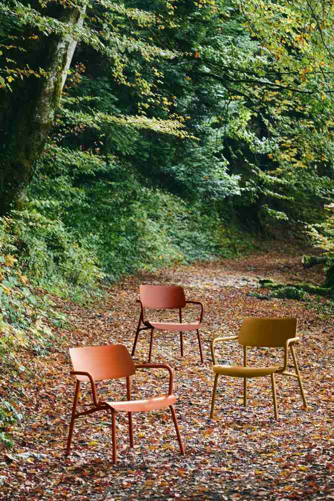Drei Fermob Studie Lounge Sessel Outdoor in verschiedenen Farben auf einem herbstlichen Waldweg.