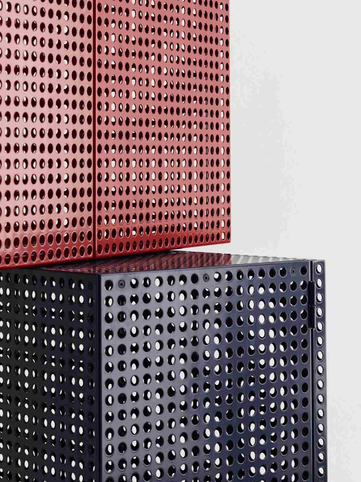 Detailaufnahme von zwei HAY Perforated Cabinet Wall Sideboards in Rot und Dunkelblau, perforierte Metallstruktur.
