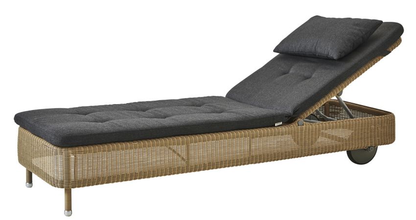 Presley Sonnenliege mit schwarzem Outdoor Kissen von Cane-Line. Rattanliege mit QuickDry System für den Garten.