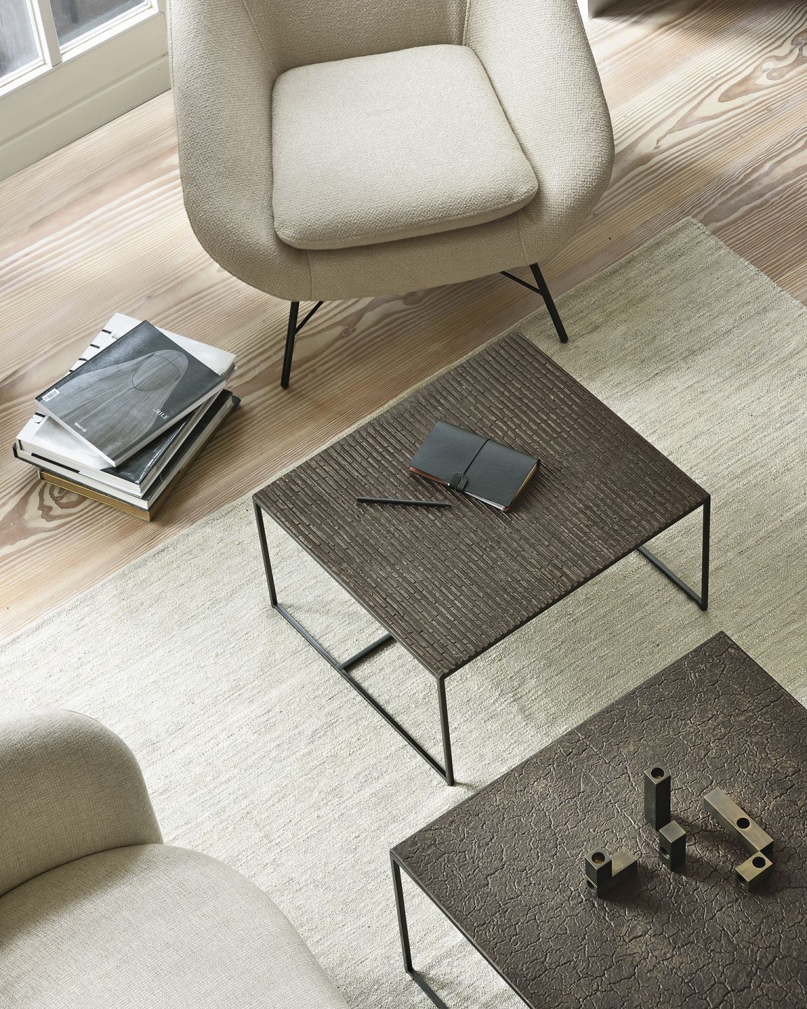 Pentagon Couchtisch 2er Set Whisky Ethnicraft: Quadratische Wohnzimmertische aus Holz mit Metallgestell und Deko.