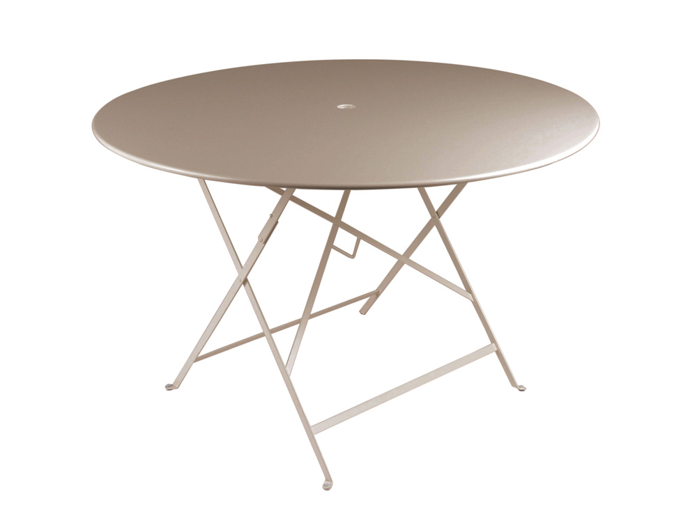 Bistro Klapptisch von Fermob für den Garten, runder Outdoor Tisch aus Metall in Beige.