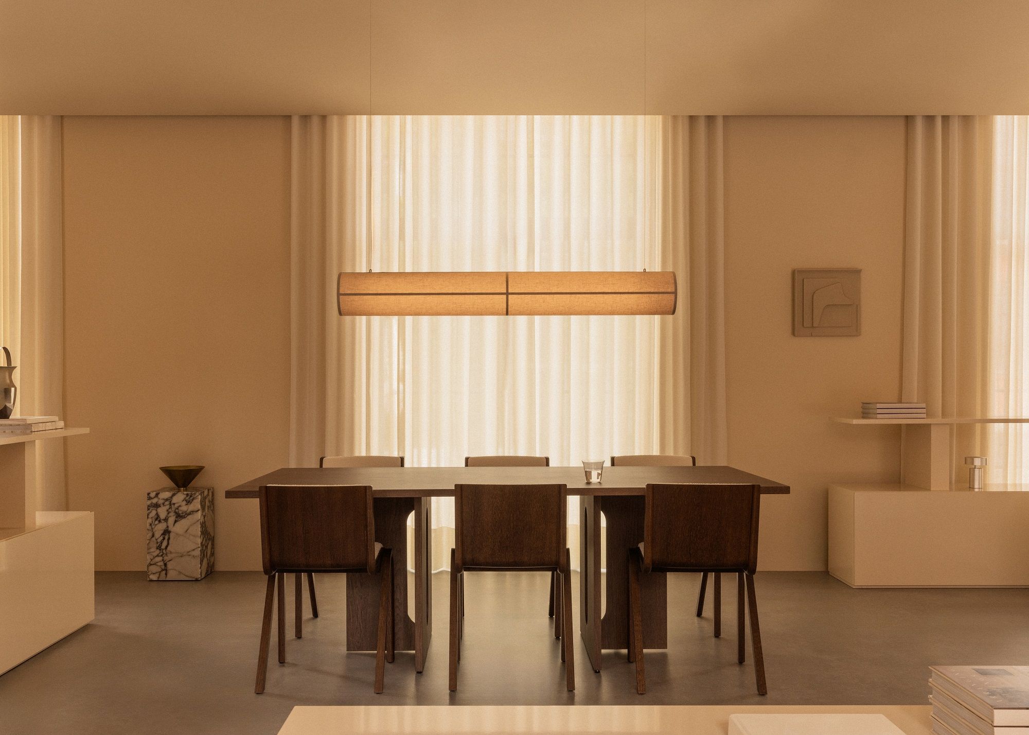 Audo Copenhagen Ready Dining Chair: Vollgepolsterter Stuhl aus Holz mit minimalistischem Design am Esstisch.