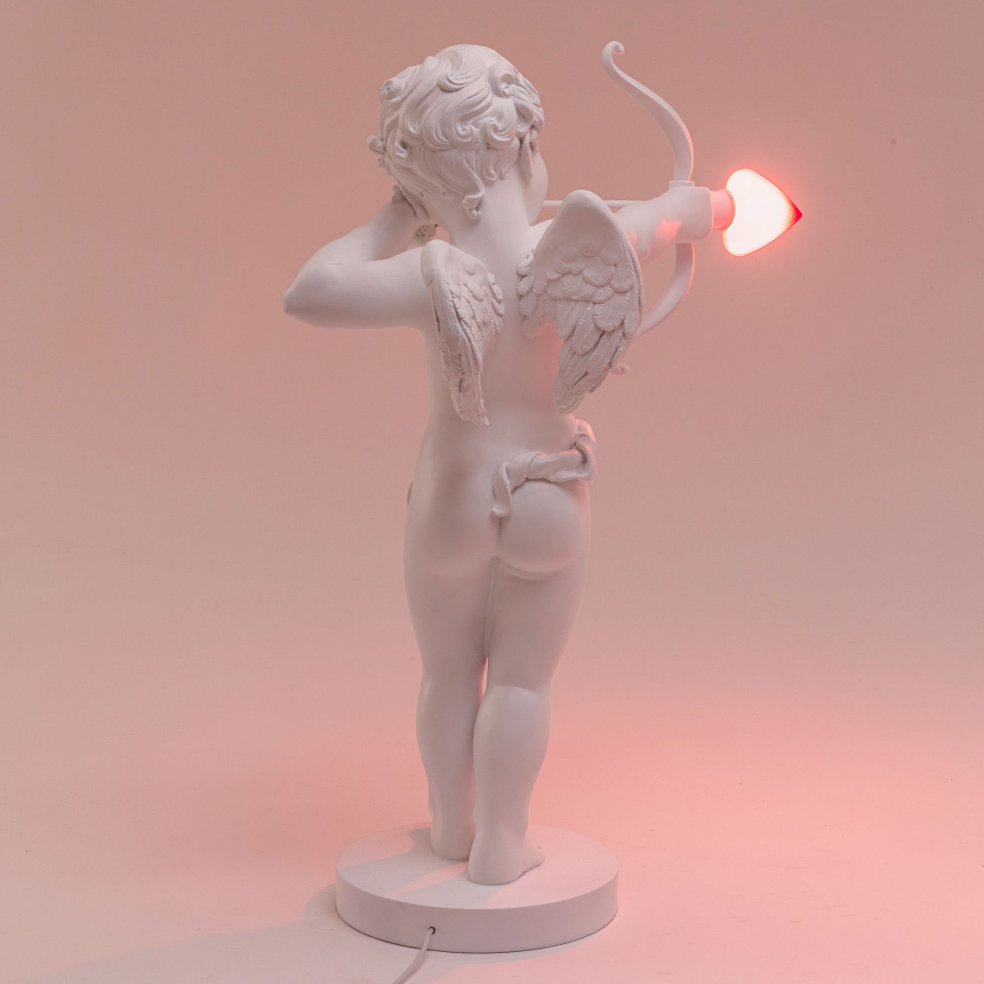 Cupid Lamp von Seletti, weiße Amor Statue mit Pfeil und Bogen als Tischleuchte.