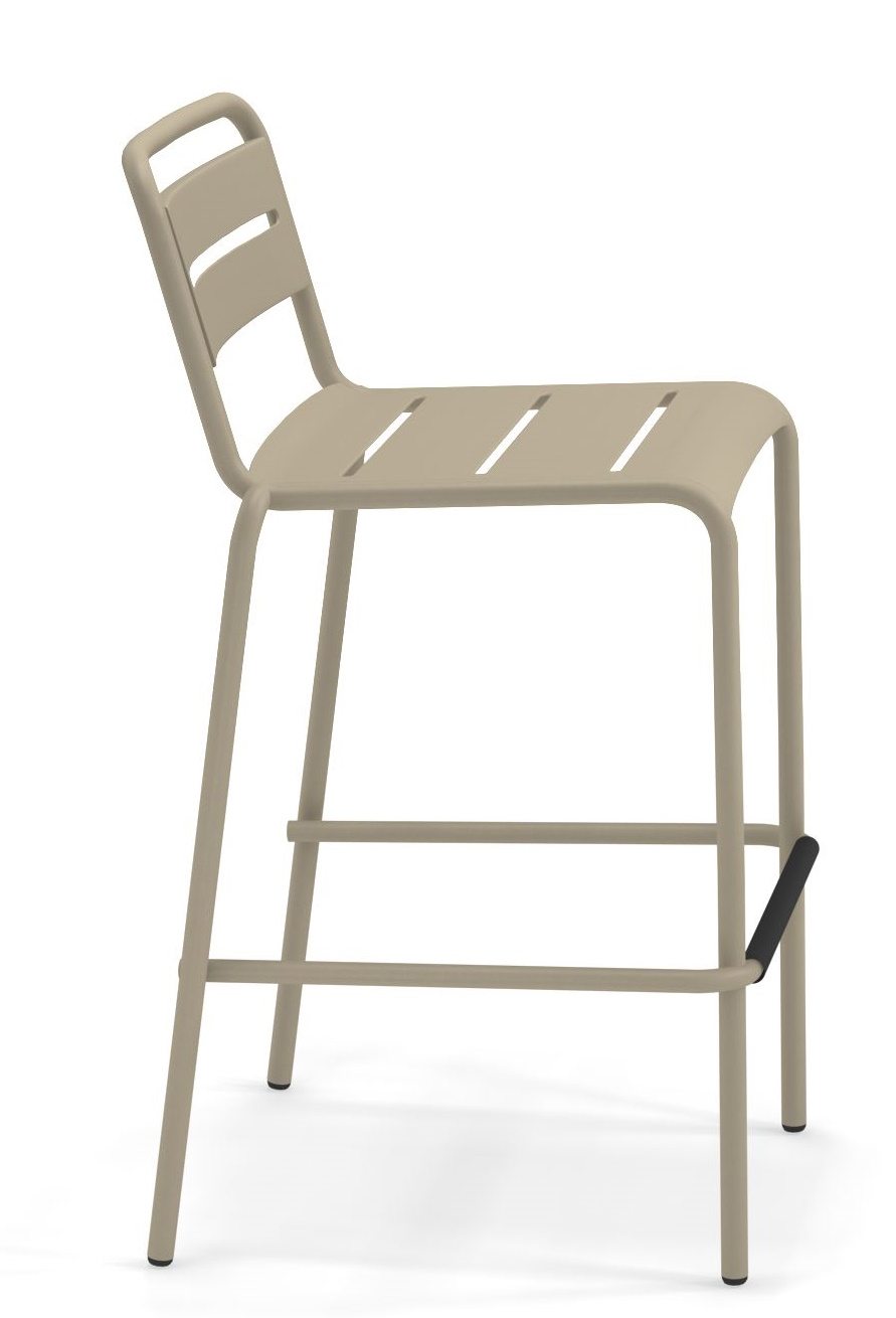 Star Barstool Barhocker von Emu für den Außenbereich, beige, mit Fußstütze und Lattenmuster.