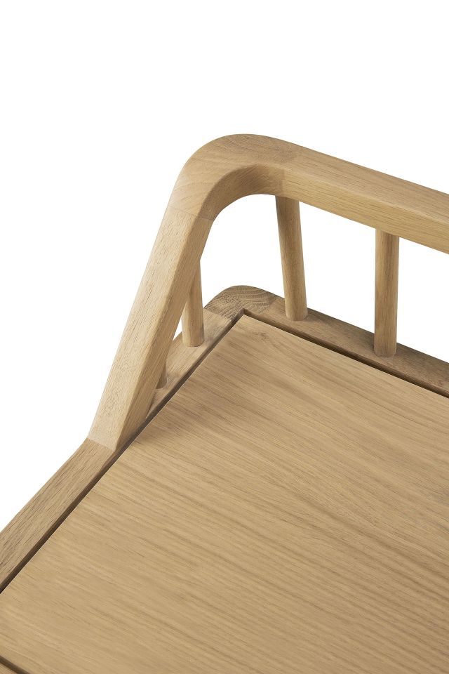 Detailaufnahme der Ethnicraft Spindle Bank aus hellem Eichenholz, modernes Design, hochwertige Verarbeitung.