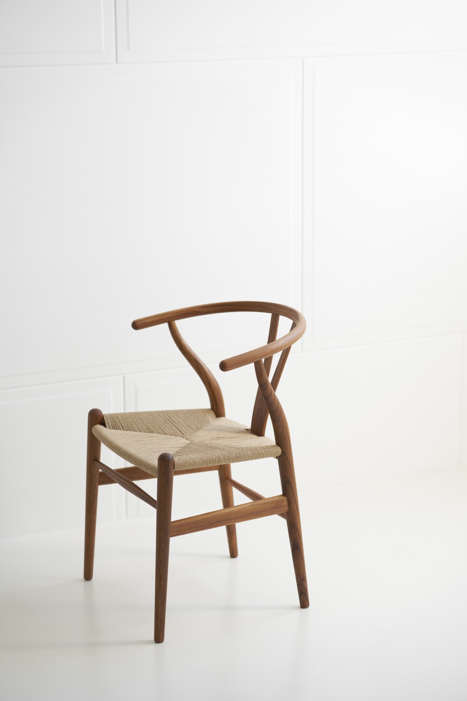 CH24 Wishbone Chair aus Teakholz von Carl Hansen, ikonischer skandinavischer Designklassiker mit geflochtener Sitzfläche.