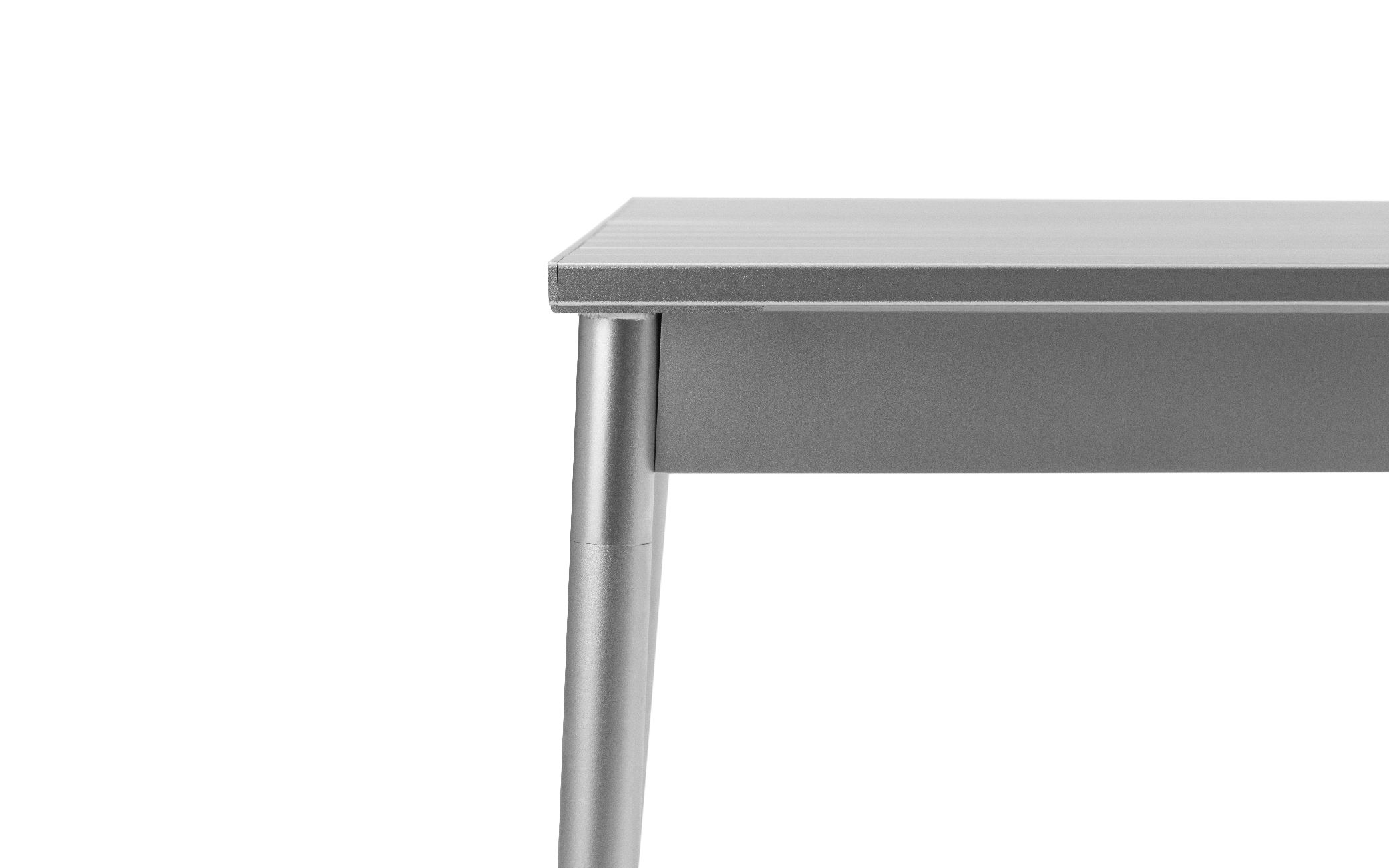 Detailaufnahme des silbernen Ex Tisch Outdoor von Normann Copenhagen, ideal für Garten und Terrasse.