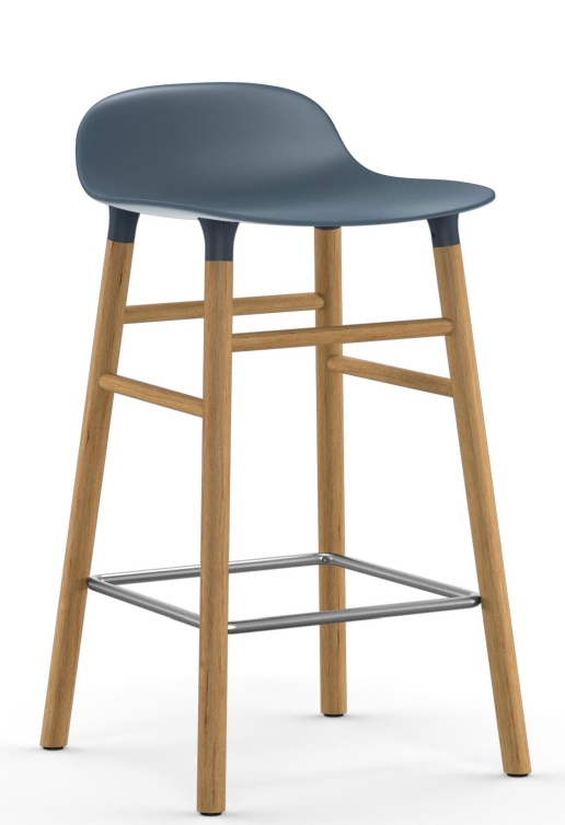 Normann Copenhagen Form Barhocker H 65 cm aus Holz, blauer Sitzschale und Fußstütze.